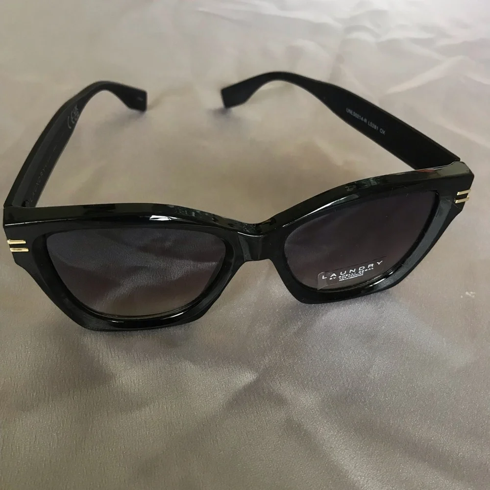 LAUNDRY by SHELLI SEGAL ,100%UV ABSORPTIVE unisex all black color Classy NEW !